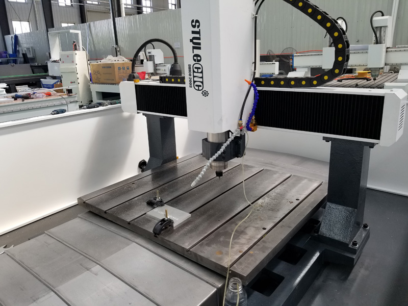 小型數(shù)控銑床，用于金屬銑削、雕刻和鉆孔