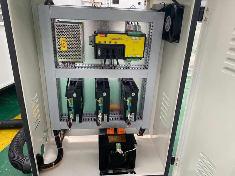 小型數(shù)控銑床，用于金屬銑削、雕刻和鉆孔