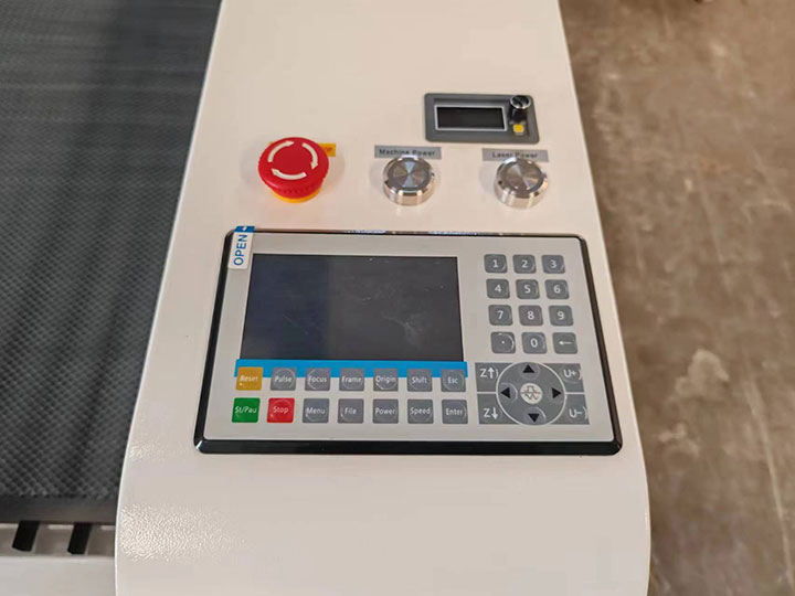 先進的液晶屏+USB接口+業(yè)余愛好激光切割機的離線控制 先進的液晶屏+USB接口+業(yè)余愛好激光切割機的離線控制
