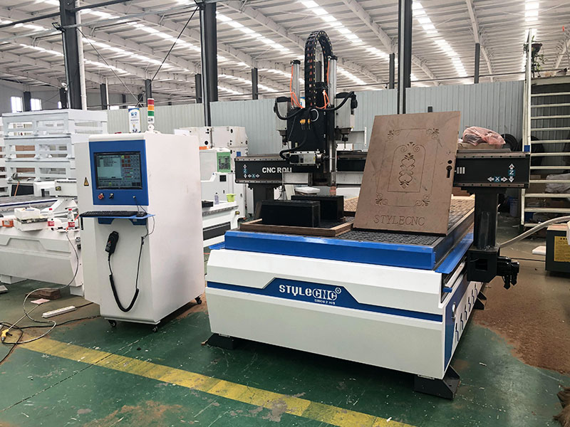 價格實惠的數(shù)控木工雕刻機，適用于門制作項目