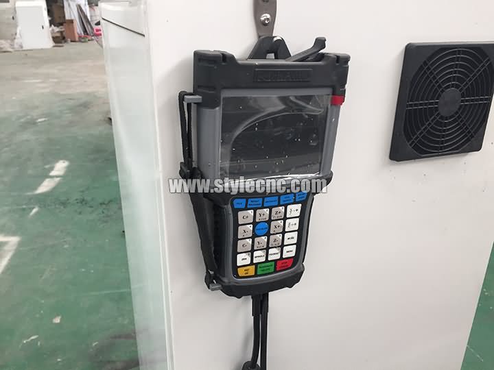 小型數控雕刻機，帶自動換刀裝置（ATC）